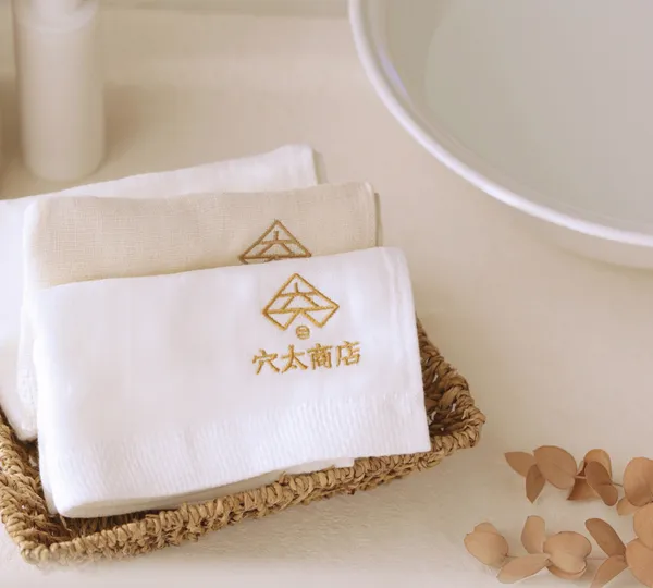 穴太商店のロゴが刺繍されたオリジナルのタオル
